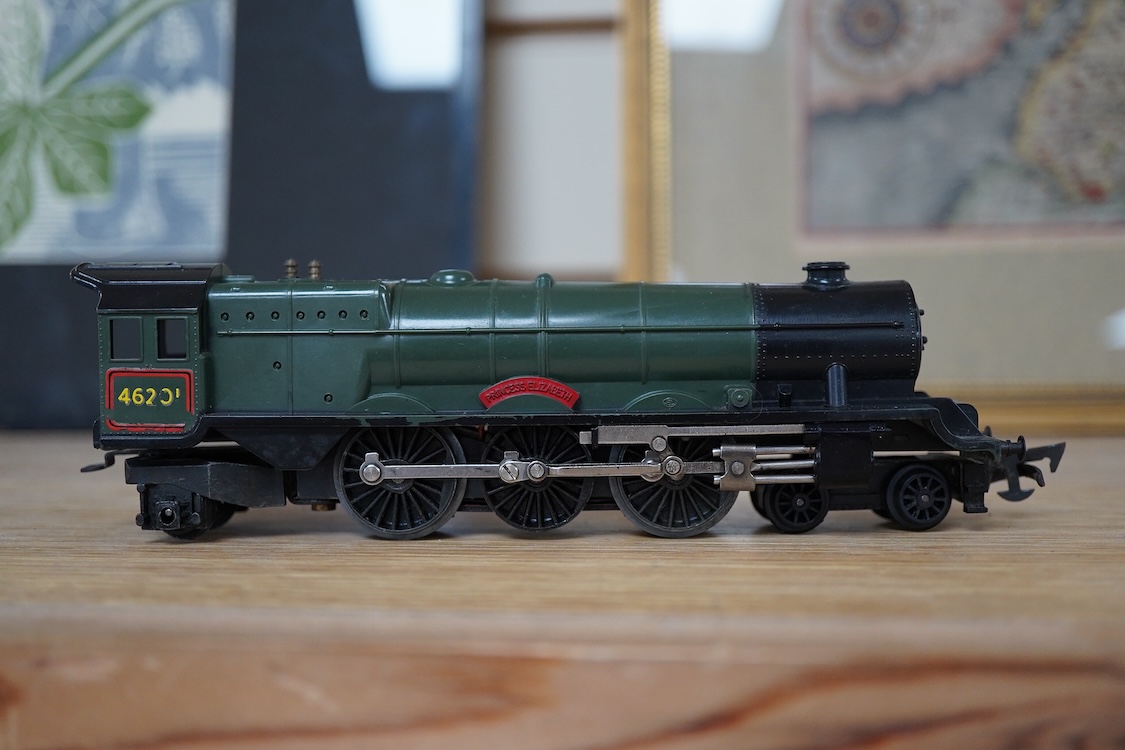A quantity of 00 gauge model railway by Hornby, Tri-ang, etc. including nineteen locomotives in BR, GWR, LMS, etc. liveries, together with a boxed electrically operated turntable (R070), a terraced house (R8621) and a ga